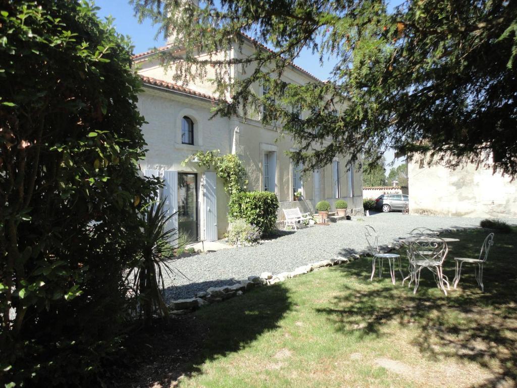 Les 2 Madeleine Bed and Breakfast Saint-Saturnin-du-Bois Eksteriør billede